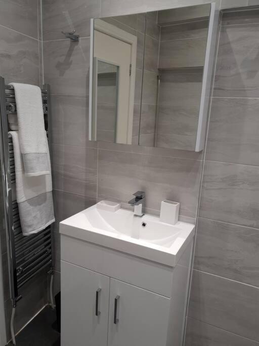 헨던 Star London Brent Street Cosy 1-Bed Hideaway 아파트 외부 사진