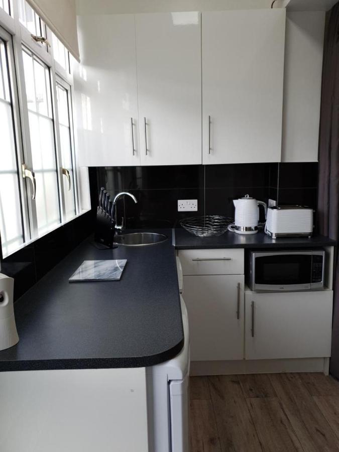 헨던 Star London Brent Street Cosy 1-Bed Hideaway 아파트 외부 사진
